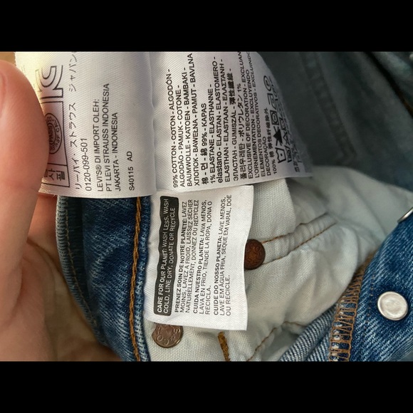 Aritzia’s altered Levi’s 501 jeans - Picture 8 of 8